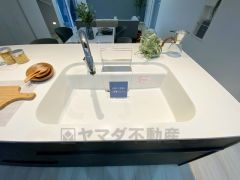 大きなお鍋も楽々洗える幅の広いシンクです＾＾ステンレスシンクなので簡単にお掃除できますよ。洗剤やスポンジもすっきりできる収納付き。