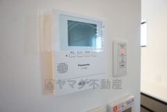 防犯はもちろん、セールスマン対策にもなるモニター付きインターホンです。 来訪者の顔が見えるので安心ですね＾＾
