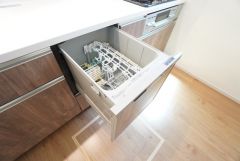 食事の後の手間を解消する食器洗い乾燥機付。冬場の洗い物で手荒れの悩みもなくなります。手洗いよりも節約できて便利。