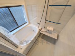 1日の疲れを癒すくつろぎのバスルーム。足を伸ばしてもゆったりと入れるサイズです。お子様と一緒にお風呂に入っても狭くないですね＾＾