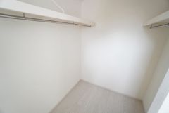 寝室にはハンガーパイプ付きのウォークインクローゼットが設けられています。たっぷり収納できるので衣替えの心配もいりませんね＾＾