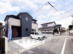 前面道路は北西側約4ｍの公道に面しています。 