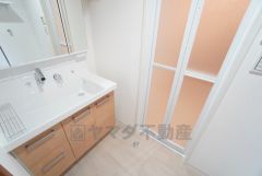 三面鏡裏収納付き洗面化粧台です＾＾ 歯磨きセットやスキンケア用品などの収納に便利ですね。