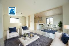 家具はCGによるイメージ図です。家族が集まる開放的なリビング。思い思いの時間を過ごしたり、家族みんなで食事をしたり、素敵な団らんの場になりますね＾＾