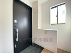採光も考えられた明るい玄関です。シューズボックス付きなので、家族全員の靴がきれいに整頓できます。