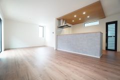 対面式キッチンを中心としたリビングダイニング。隣接する洋室と合わせると23帖以上の大空間になります。