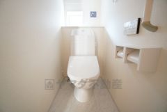 1階2階の2ヶ所にトイレがありますので、忙しい朝にも家族に気を使わず、ゆとりが生まれますね＾＾ 小窓付きで換気する時に便利です＾＾