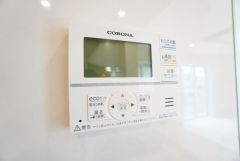 キッチン横からお湯張り、追い炊き、足し湯がボタン一つで楽々操作できる給湯機リモコンです。忙しい夕飯準備の時間帯に重宝しますね。