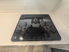 3種類の料理が同時に調理できる、3口ガスコンロ。忙しい夕食の支度時間が短縮できて効率よくお料理が楽しめます。