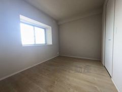 6帖。主寝室としてお使いいただけそうなこちらのお部屋は、日当たりが良く、爽やかな風を感じて起きる朝は、快適生活の始まりに。