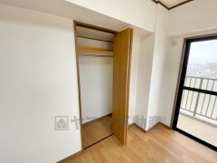 使い勝手の良いクローゼットは、ハンガーパイプと上部棚を備え、衣類から小物までしっかり収納可能。お部屋をすっきりと保ち、ゆとりある暮らしをサポートします。全居室収納付き。 