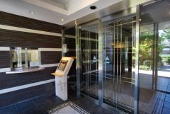 共用部。住民以外の人が入りにくいオートロック付きマンション。インターホン越しだと訪問営業も断りやすいですね＾＾