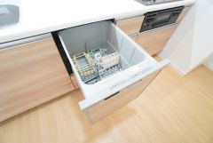 食事の後の手間を解消する食器洗い乾燥機付。冬場の洗い物で手荒れの悩みもなくなります。手洗いよりも節約できて便利。
