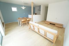家族が集まる開放的なリビング。思い思いの時間を過ごしたり食事をしたり、素敵な団らんの場になりますね。
