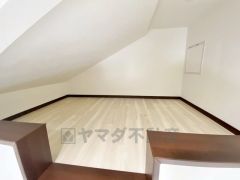 主寝室はロフト付きで収納力が大幅に向上します＾＾ 生活空間を広く確保できる利便性の高い間取りです＾＾