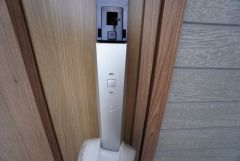 スマートキー搭載の玄関扉です＾＾お買物帰りの荷物が多い時やお子様を抱いているときなど施錠・解錠がスムーズにできるのが嬉しいポイントです＾＾
