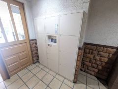 宅配ボックス付き。お仕事中や外出中などの不在時にも荷物が受け取れるのはとっても便利ですね＾＾セキュリティ面でも安心です＾＾ 