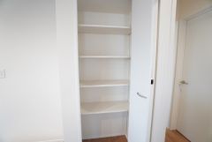 まとめ買いしてもこの収納量なら心配要らずのパントリー。調理家電や食品のストックをすっきりまとめられ、キッチン周りを広々使えます。