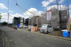 前面道路は南側約6.7ｍの公道に面しています。