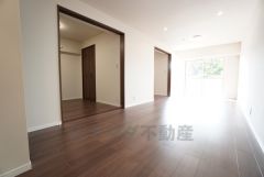 大きな掃き出し窓のあるリビングは、陽光あふれる明るい空間です。ゆったりと寛げる憩いの場となりそうです。