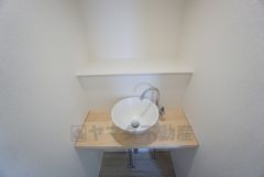 2階のトイレ横には手洗いスペースを完備＾＾2階のお掃除のときや加湿器を使う時、観葉植物に水をあげる時など動線が短くなり便利ですね＾＾小さなお子様の歯磨きなどにも＾＾ 