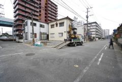 前面道路。南西側約8.7ｍ公道。地下鉄空港線「大濠公園駅」徒歩約14分＾＾