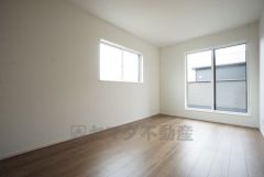 8帖。主寝室としてお使いいただけそうなこちらのお部屋は、日当たりが良く、爽やかな風を感じて起きる朝は、快適生活の始まりに。