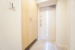 採光も考えられた明るい玄関です。たっぷり収納できるシューズボックス付きなので、家族全員の靴がきれいに整頓できます。