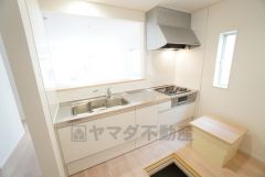 収納も、作業スペースも広々と設けられた使いやすいシステムキッチンです＾＾カウンタ ーキッチンなので、ご家族と会話をしながら楽しくお料理ができます＾＾