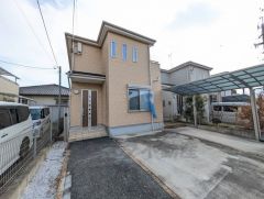 駐車スペースはゆとりある並列2台分を確保。マイカー用に、お客さま用に、余裕を持ってご利用いただけます＾＾ 1台分のカーポート付き＾＾ 