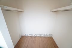 2階全居室にはハンガーパイプ付きのウォークインクローゼットが設けられています。たっぷり収納できるので衣替えの心配もいりませんね＾＾