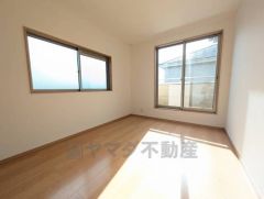 6帖。2面採光を確保した明るい室内は、風通しも良く、大変居心地の良い空間となっております。日当たりがよく、子供部屋としての利用もおすすめ。 