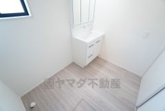 三面鏡裏収納付き洗面化粧台です＾＾ 歯磨きセットやスキンケア用品などの収納に便利ですね。