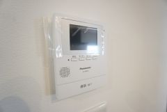 防犯はもちろん、セールスマン対策にもなるモニター付きインターホンです。 来訪者の顔が見えるので安心ですね＾＾