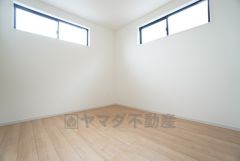 2面採光を確保した明るい室内は、風通しも良く、大変居心地の良い空間となっております。日当たりがよく、子供部屋としての利用もおすすめ。