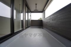 南面バルコニー＾＾幅広のインナーバルコニーは多少の雨でも洗濯物を守ってくれ、家事を助けてくれること間違いなし。眩しすぎる日差しも和らげます。