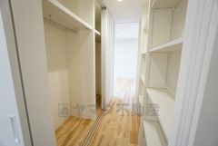 6帖の洋室には大容量の収納付き。ハンガーパイプ下にボックスを置いて、枕棚を活用して、たっぷりと収納できそうです＾＾ 