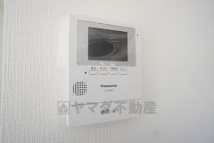 防犯はもちろん、セールスマン対策にもなるモニター付きインターホンです。 来訪者の顔が見えるので安心ですね＾＾
