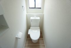 温水洗浄機付トイレです。節水機能もあるので、安心して使えますね。もちろん、1階2階の2ヶ所にトイレがあるので、忙しい朝にもゆとりができますね。