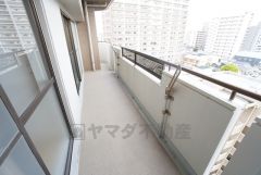 陽当たりの良いバルコニーです。お洗濯やお布団干しはもちろん、日光浴スペースにも＾＾ 南東から北東にかけてリビングと隣洋室を囲うように配置。 