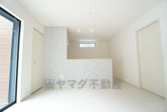 窓から光が差し込む明るいダイニングです＾＾