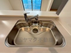 大きなお鍋も楽々洗える幅の広いシンクです＾＾ステンレスシンクなので簡単にお掃除できますよ。洗剤やスポンジもすっきりできる収納付き。