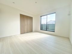 8帖洋室。主寝室としてお使いいただけそうなこちらのお部屋は、日当たりが良く、爽やかな風を感じて起きる朝は、快適生活の始まりに。