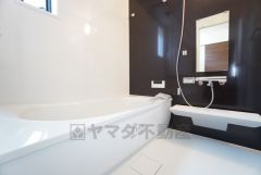 1日の疲れを癒すくつろぎのバスルーム。足を伸ばしてもゆったりと入れるサイズです。お子様と一緒にお風呂に入っても狭くないですね＾＾