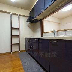 収納も、作業スペースも広々と設けられた使いやすいシステムキッチンです＾＾カウンタ ーキッチンなので、ご家族と会話をしながら楽しくお料理ができます＾＾ 