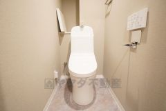 ウォシュレット、暖房便座、節電・節水機能など、使い勝手のよい高機能トイレです。 上部には収納棚が付いています＾＾