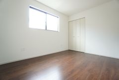 6帖。採光を確保した明るい室内は、風通しも良く、大変居心地の良い空間となっております。日当たりがよく、子供部屋としての利用もおすすめ。