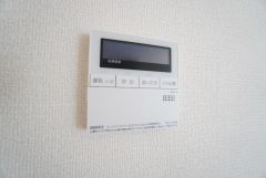 キッチン横からお湯張り、追い炊き、足し湯がボタン一つで楽々操作できる給湯機リモコンです。忙しい夕飯準備の時間帯に重宝しますね。