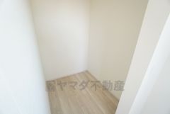 洋室にはウォークインクローゼットが設けられています。たっぷり収納できるので衣替えの心配もいりませんね＾＾ 