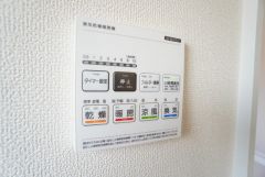 浴室暖房乾燥機には、暖房、乾燥、涼風、換気の4つの機能が付いています。タイマー付きです。換気・雨の日の洗濯も安心です＾＾
